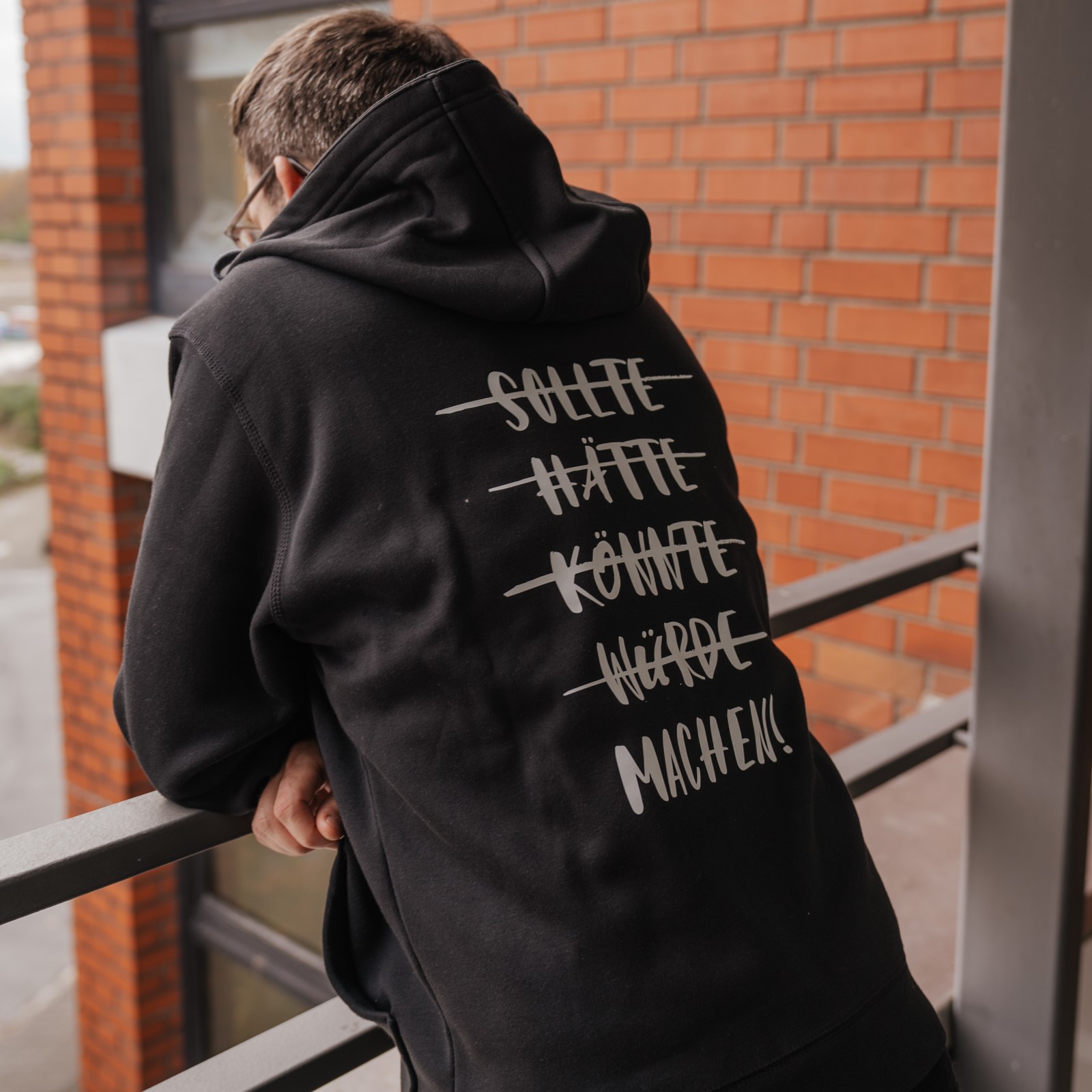 Sportlicher, schwarzer Zip-Hoodie, getragen von einem Model