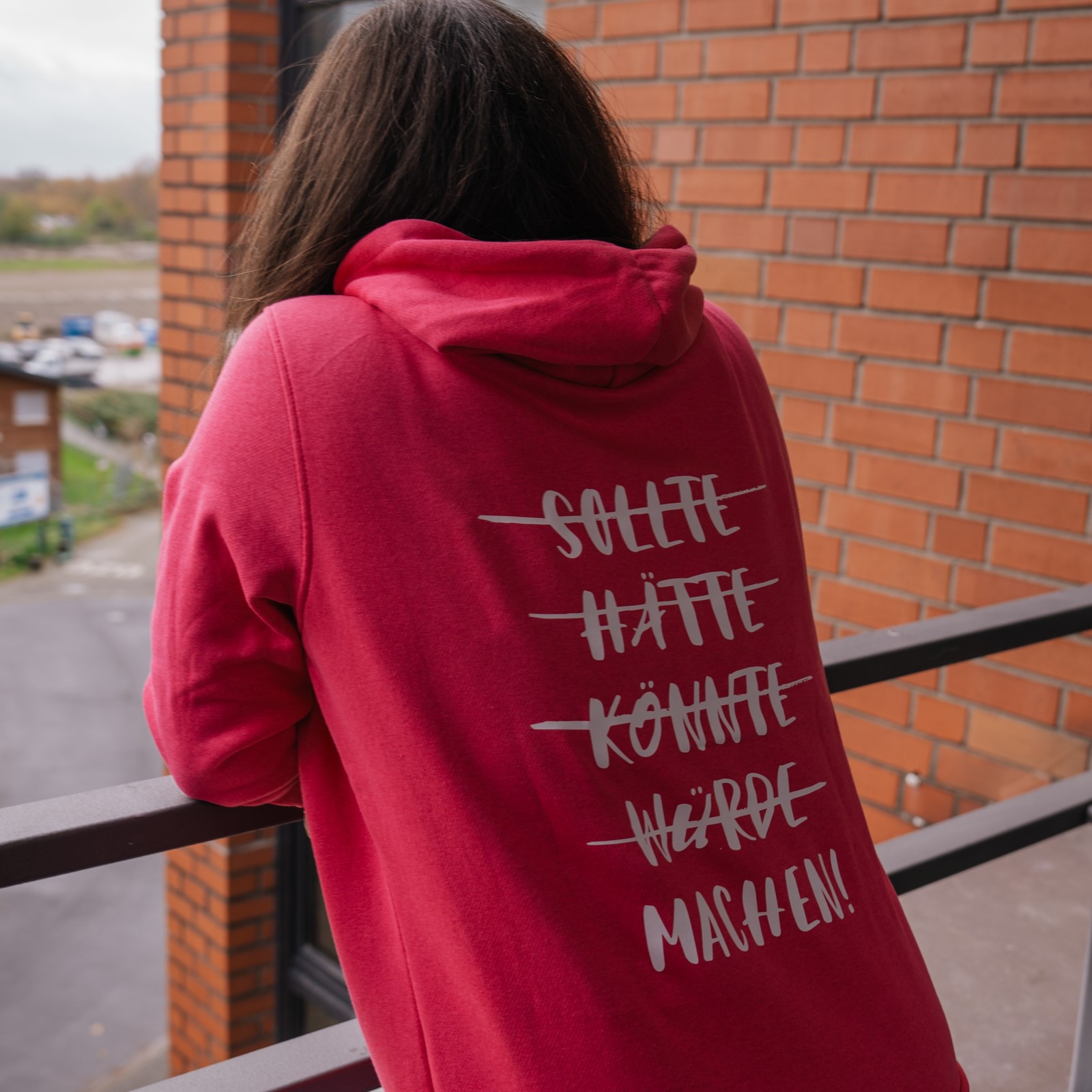 Pinker Zip-Hoodie für Damen, getragen von einem Model
